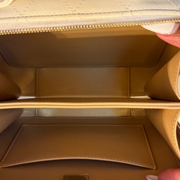 Chanel Golden Plate Vanity Case White Lambskin Gold Hardware - Picture 5 of 6